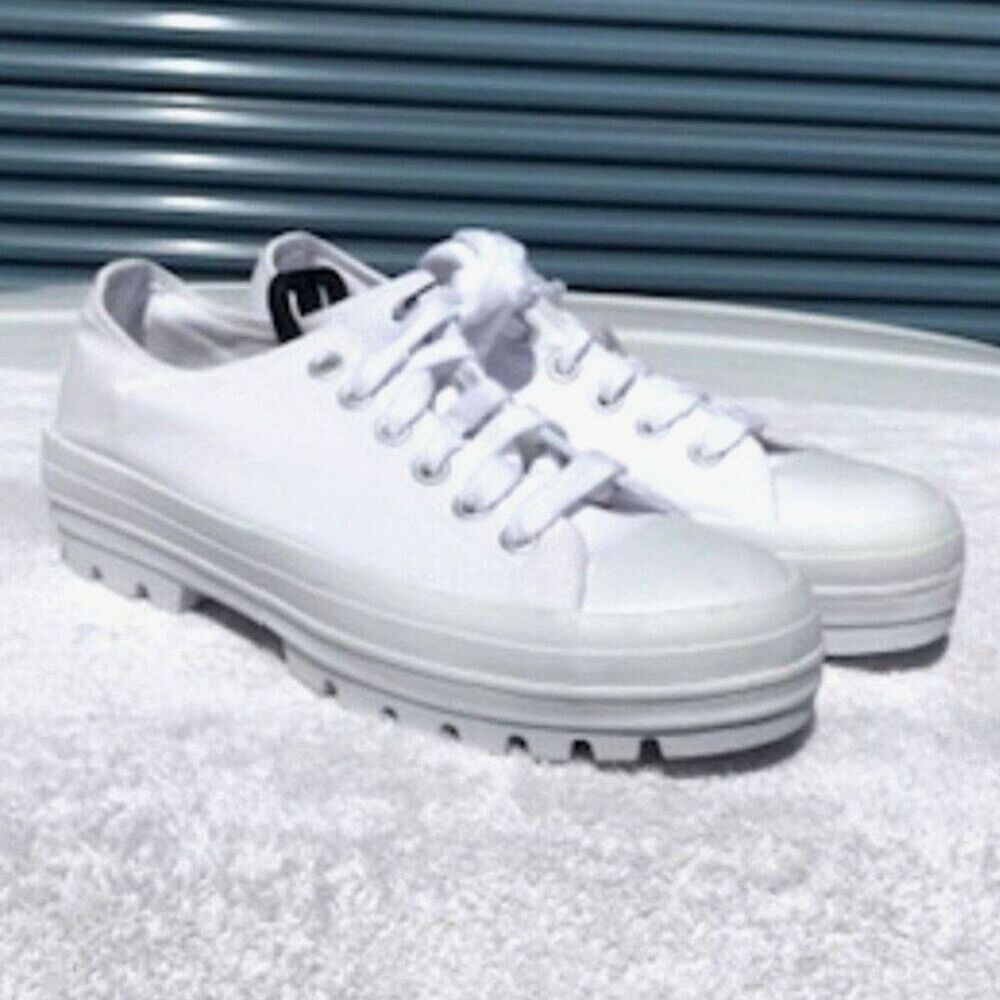 Fashion Sneakers . Size: 9 .  Ripple Sol w/ Memory Foam . Athletic or Casual